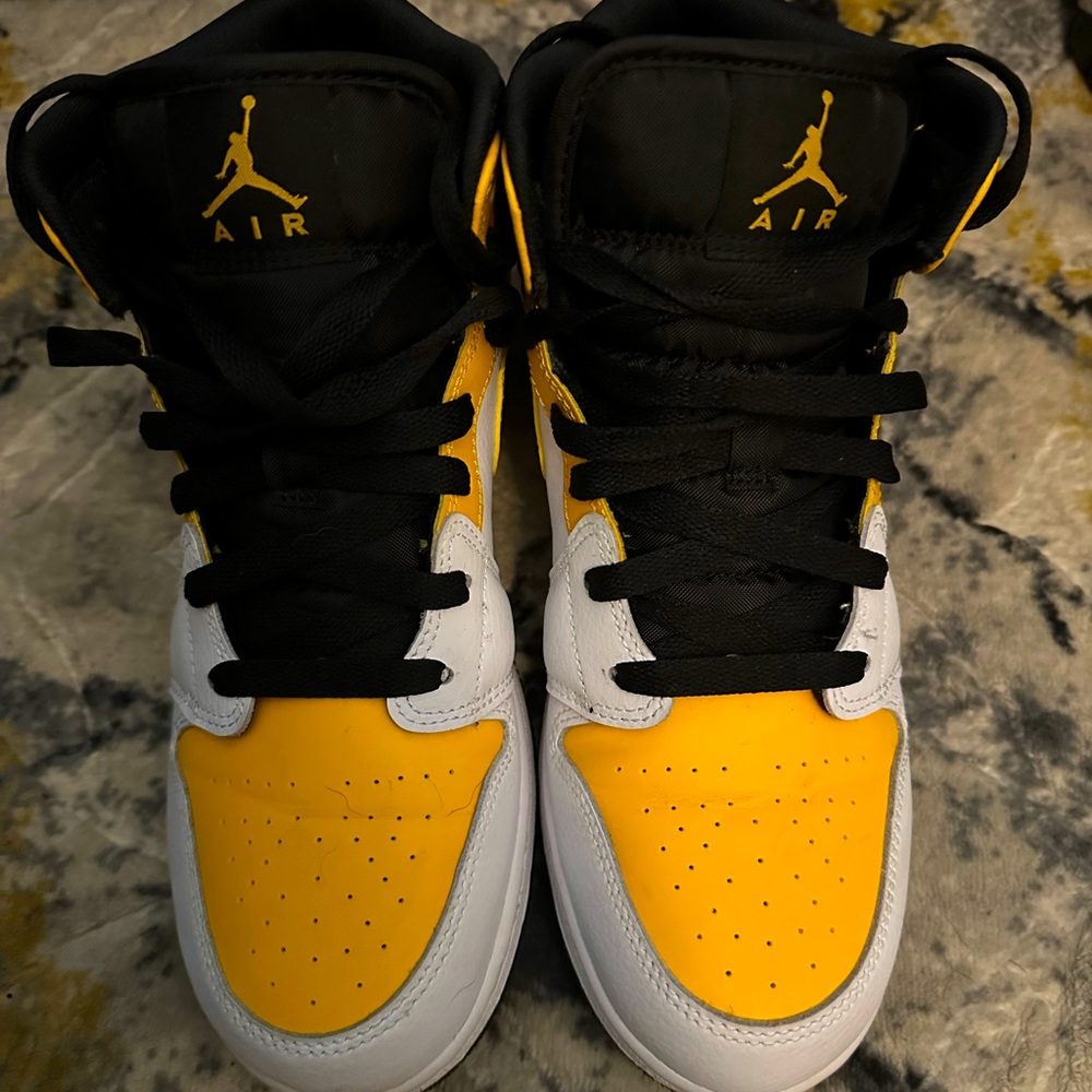 Jordan 1 Mid. White/Black/University Gold.